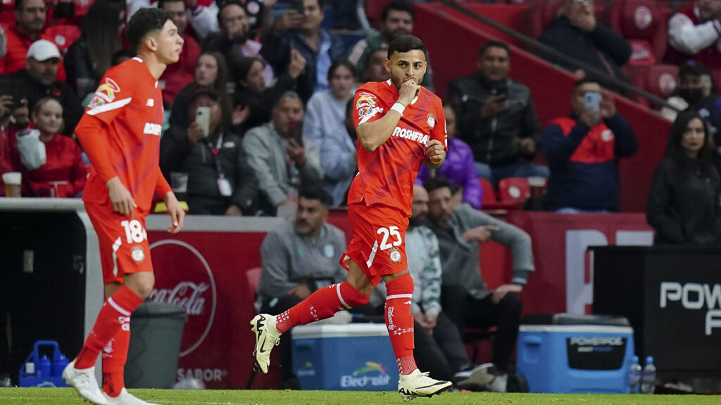 Alexis Vega vuelve a debutar con el Toluca, cinco años después