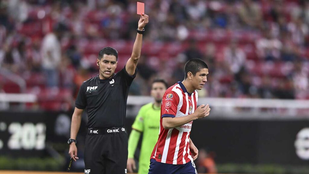 ¡Debut para el olvido! Leonardo Sepúlveda conecta patada en rostro y se va expulsado ante el FC Juárez