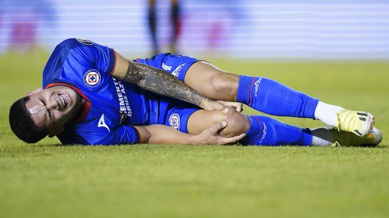 ¡Alarmas en Cruz Azul! Gabriel ‘Toro’ Fernández sale entre lágrimas del duelo ante San Luis por lesión en la rodilla