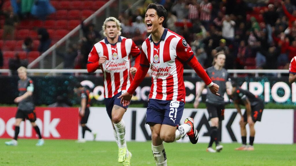 José Castillo se estrenó como goleador con las Chivas