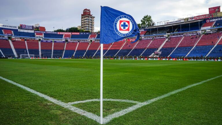 Aficionados en el Estadio Ciudad de los Deportes reaccionan a la alerta sísmica, previo al Cruz Azul-Tigres