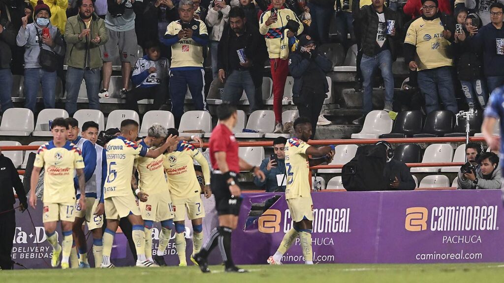 Julián Quiñones en festejo de gol con el América