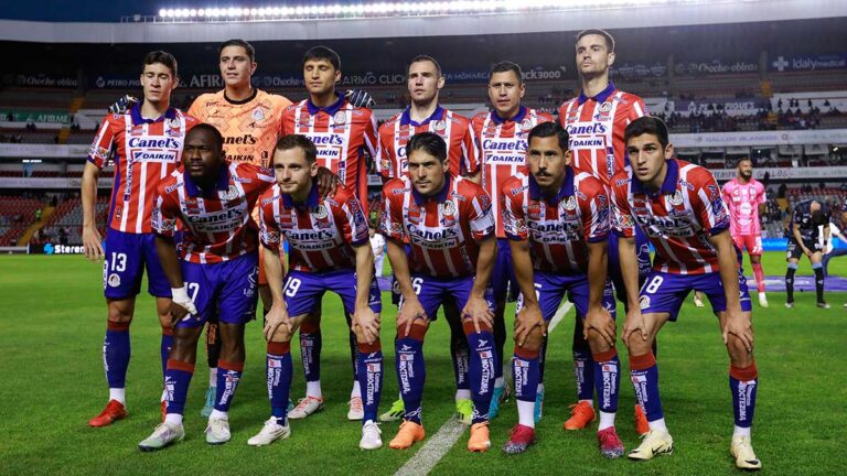 Los jugadores del Atlético de San Luis salen en defensa de Gustavo Leal tras la goleada ante Querétaro