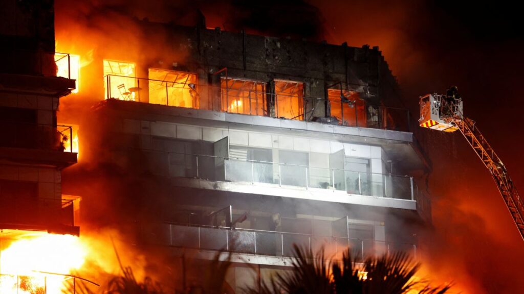 Un enorme incendio arrasa un edificio de viviendas en España