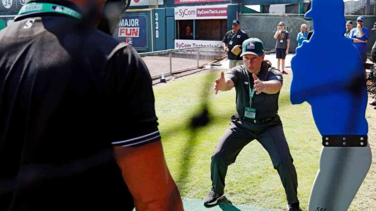 Cae otra barrera de género en MLB: Jen Pawol es la primera mujer umpire en el Spring Training desde Ria Cortesio en 2007