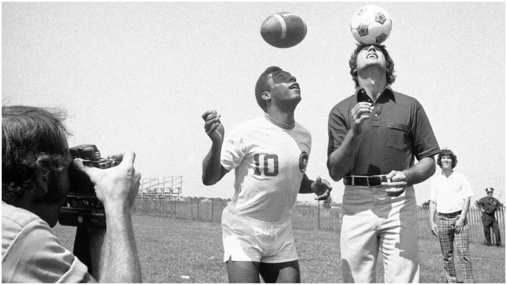  Joe Namath de los Jets con Pelé del Cosmos | AP