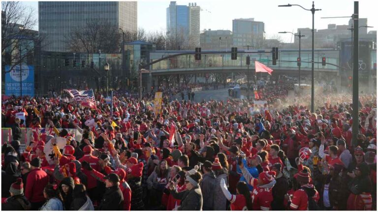 Kansas City Chiefs disfrutan de su victoria en el Super Bowl con un desfile lleno de locuras