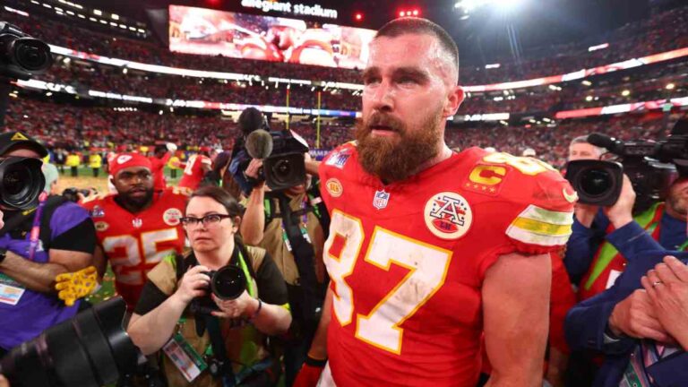 El emotivo discurso ‘a lo WWE’ de Travis Kelce que llevó a las lágrimas a los Chiefs e inspiró la victoria en el Super Bowl LVIII