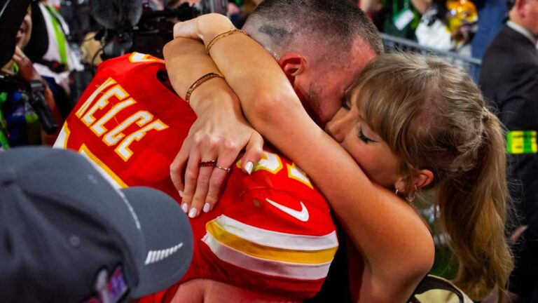 Travis Kelce se va de fiesta con Taylor Swift para celebrar el Super Bowl y hacen dueto cantando ‘You Belong With Me’ y ‘Love Story’
