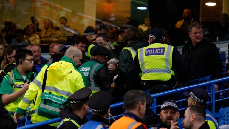 Aficionado del Leeds se cae de las gradas en Stamford Bridge en el partido ante Chelsea