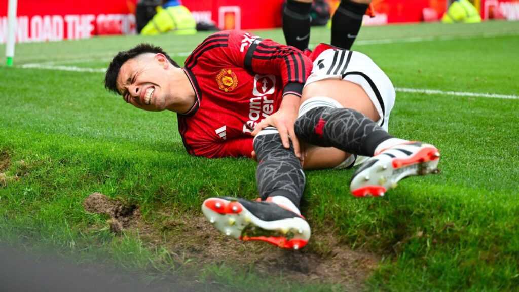 Lisandro Martínez no pudo terminar el partido del Manchester United