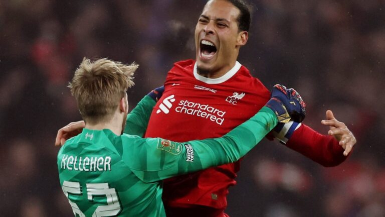 ¡Liverpool, campeón! Un monumental Van Dijk guía a los jóvenes Reds a su décima Carabao Cup