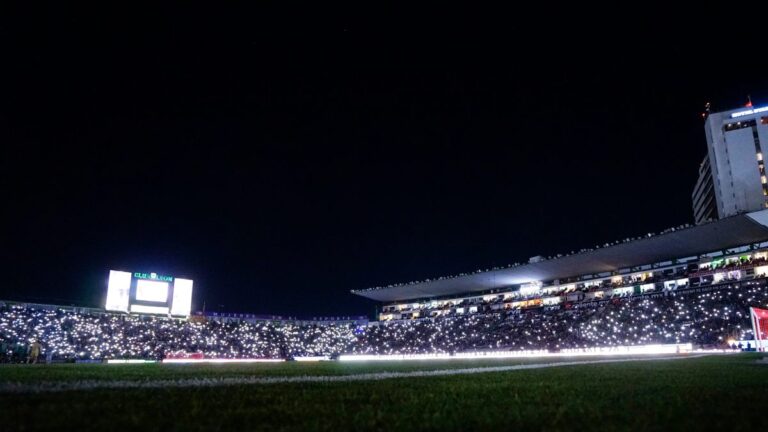 ¡Se va la luz en el León vs Cruz Azul! El Estadio Nou Camp se queda a oscuras