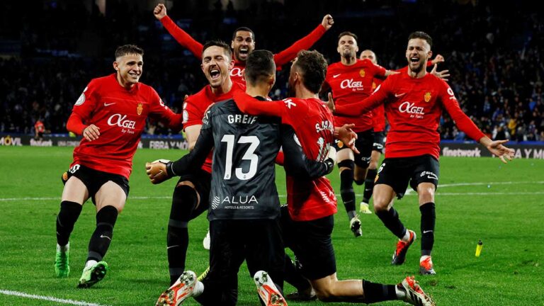 Eufórico y gran festejo del Mallorca del Vasco, tras conseguir el pase a la final de la Copa del Rey
