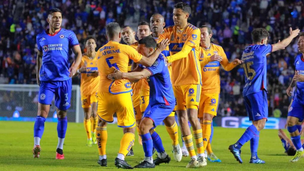 ¡Se calentaron los ánimos! El Cruz Azul ante Tigres termina en bronca