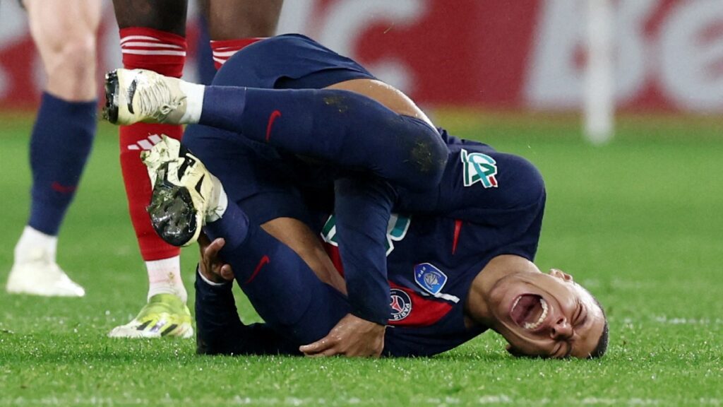 El delantero francés sufrió una dura entrada en el partido de Copa ante Brest | Reuters