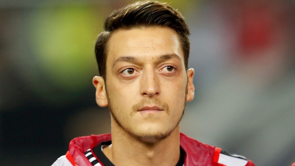 Mesut Özil lanza dardo al Atlético de Madrid tras el anuncio de la nueva tarjeta azul: "¿Jugará solo con seis jugadores?"
