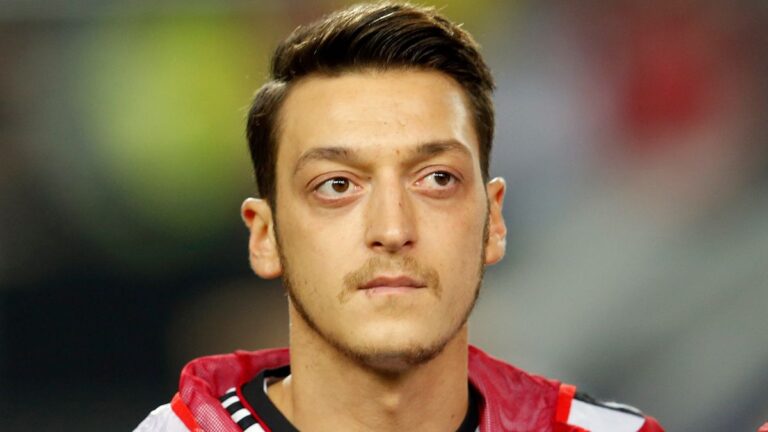 Mesut Özil lanza dardo al Atlético de Madrid tras el anuncio de la nueva tarjeta azul: “¿Jugará solo con seis jugadores?”