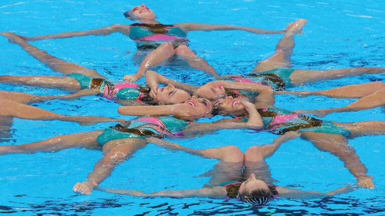 El equipo mexicano de natación artística avanza a la final de la rutina acrobática del Mundial de Natación Doha 2024