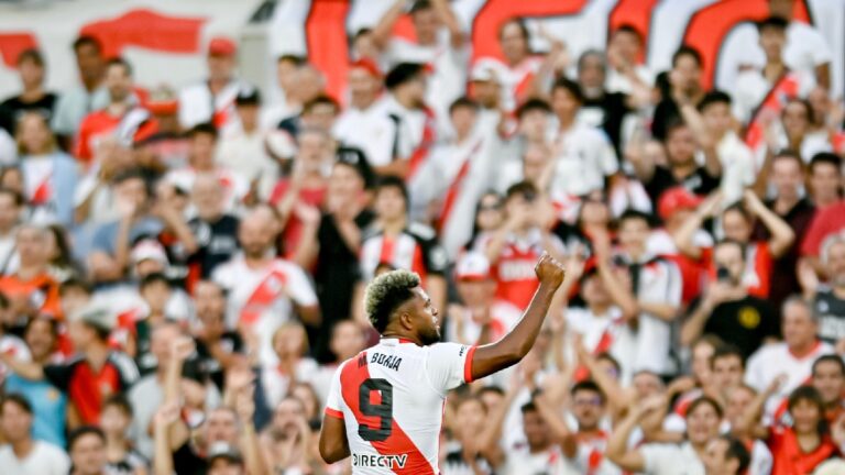 Miguel Ángel Borja, triplete y ovación del Monumental en la goleada de River Plate a Vélez