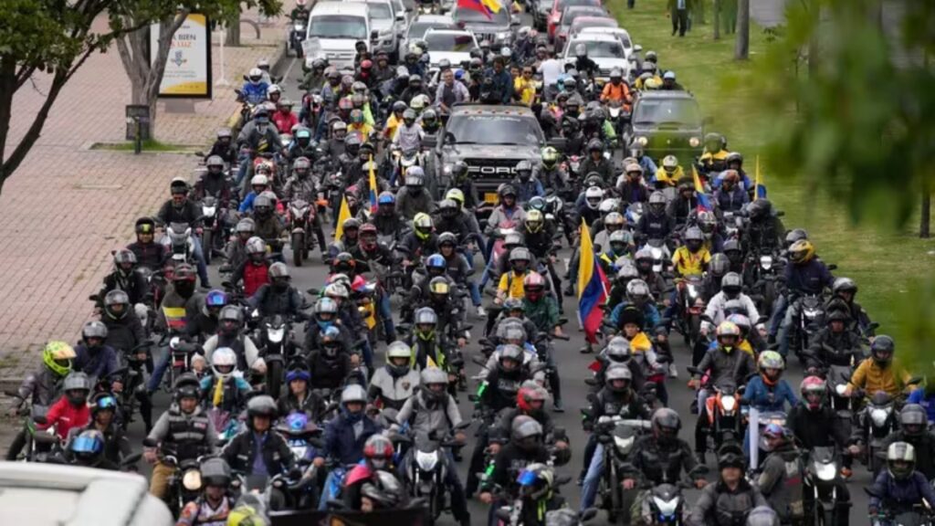 Caravana de motocicletas en Colombia. - AP.