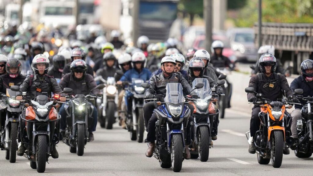 Motociclistas en Colombia. - AP.