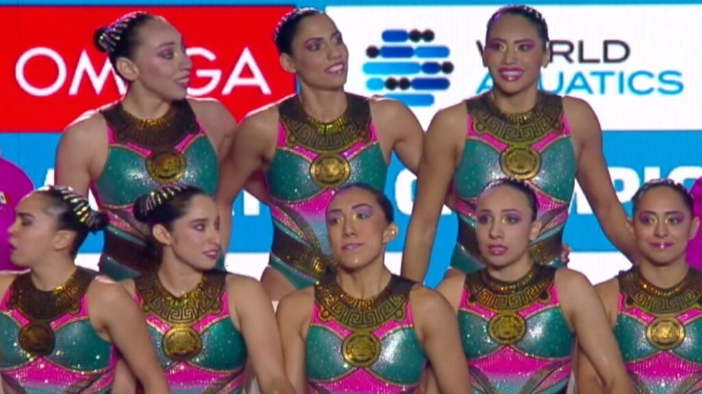 El equipo mexicano de natación artística se mostró sorprendido al momento de recibir su calificación en la final de la rutina acrobática.