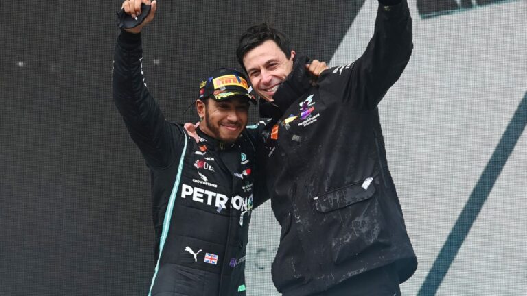 Lewis Hamilton se va de Mercedes; toma el lugar de Carlos Sainz en Ferrari para 2025