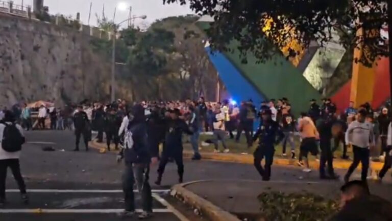 Aficionados de Rayados y Comunicaciones tienen un enfrentamiento en Guatemala