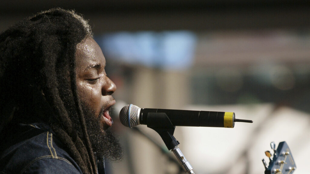 Peter Anthony Morgan canta durante el festival Jazz and Heritage. AP