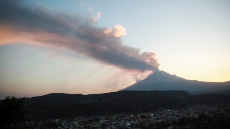 Popocatépetl hoy 27 de febrero: AICM cancela vuelos y alcaldías de la CDMX reportan caída de ceniza volcánica
