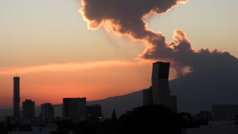 Erupción Popocatépetl hoy: Incrementa la actividad del volcán; alertan por caída de ceniza en la CDMX