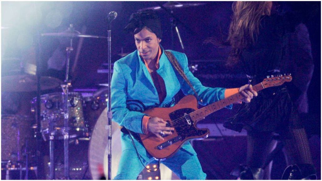 Prince en el medio tiempo del Super Bowl 2007 | AP