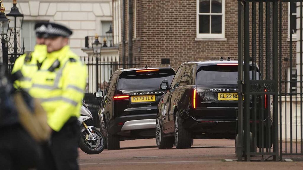 El hijo menor del rey fue fotografiado llegando en caravana a Clarence House. AP