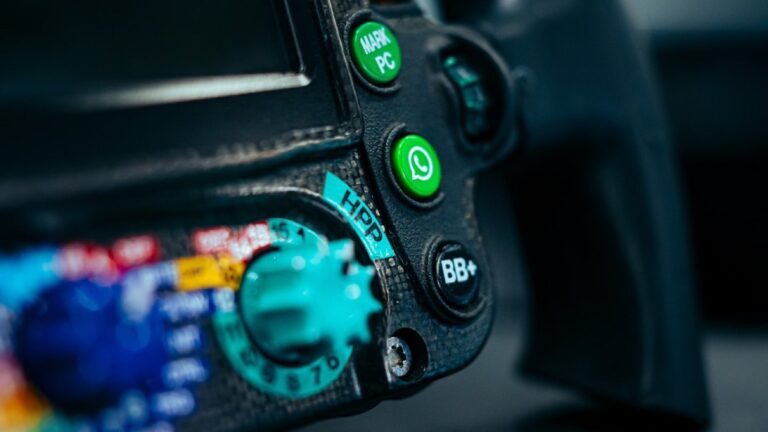 Mercedes y su curioso botón de radio para la nueva temporada de F1