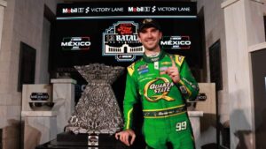 Daniel Suárez gana la Batalla en el Coliseo de la NASCAR México Series