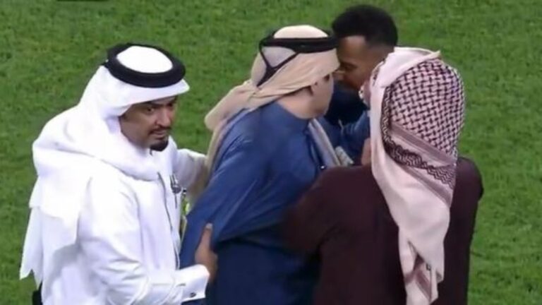 El presidente del Al-Wakrah invade la cancha para protestar una decisión arbitral en el fútbol de Qatar