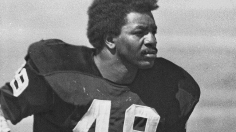 Así fue la carrera de Carl Weathers en la NFL antes de ser Apollo Creed