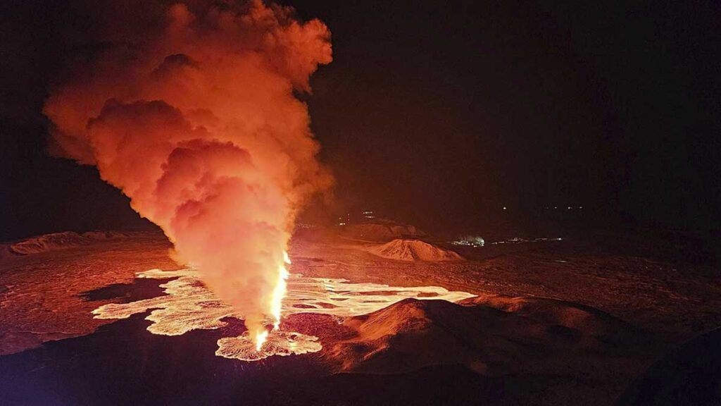 Nueva erupción en Raikiavik, Islandia. AP