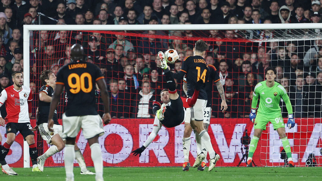 El Feyenoord no pudo sacar ventaja en casa ante la Roma. Reuters