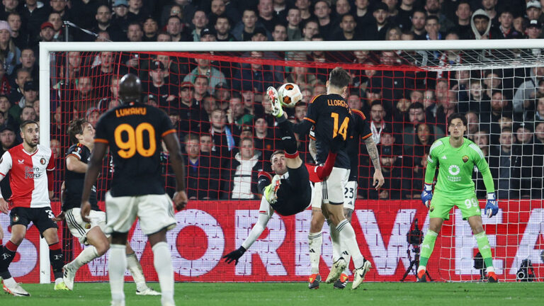 El Feyenoord de Santi Giménez deja escapar el triunfo ante la Roma y la eliminatoria se definirá en Italia