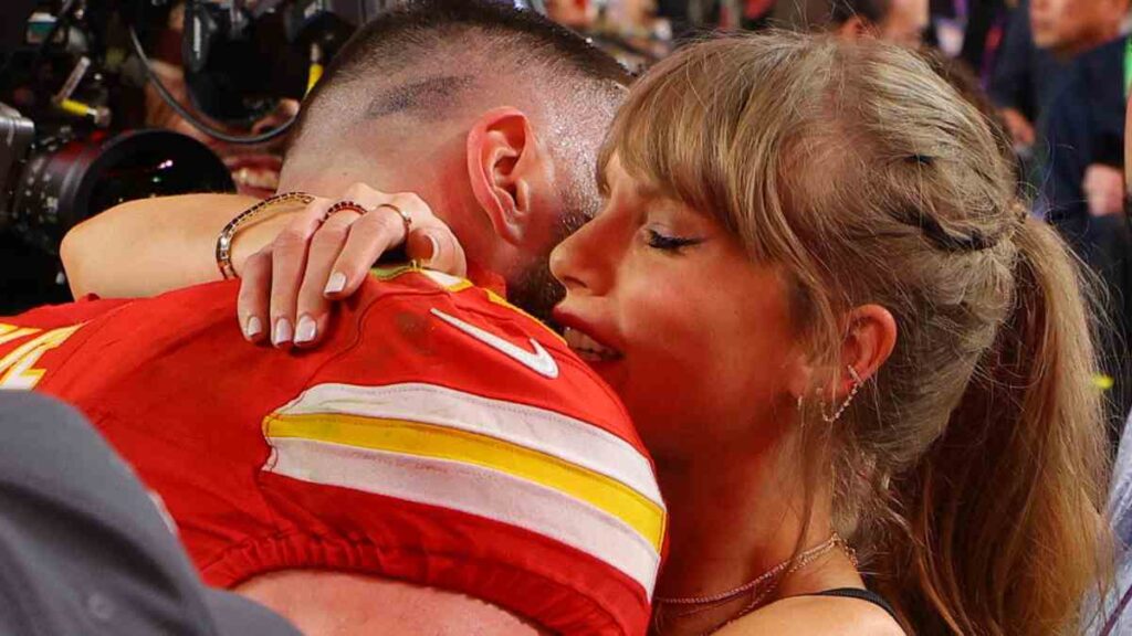 Travis Kelce recibe un abrazo de Taylor Swift | Reuters; Snyder
