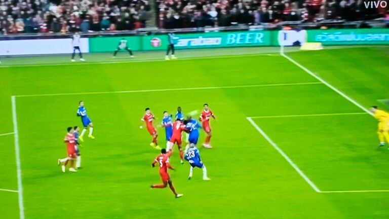 Un gol anulado a Virgil Van Dijk por fuera de juego genera más polémica en la final de la Carabao Cup entre Chelsea y Liverpool