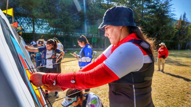 Alejandra Valencia y Matías Grande dominan selectivo nacional de tiro con arco rumbo a Paris 2024