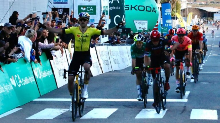 Wout van Aert gana la tercera etapa de la Vuelta a Algarve en Tavira y Daniel Felipe Martínez sigue de líder