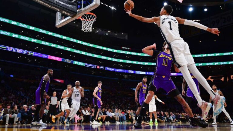 Spurs pierde ante Lakers pese al histórico 5×5 de Victor Wembanyama