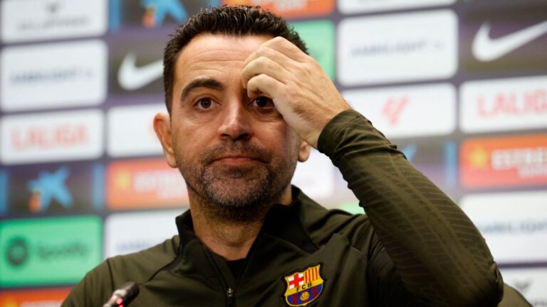 Deco manda mensaje a Xavi: “Si quiere seguir en el Barcelona, tendríamos que hablarlo”