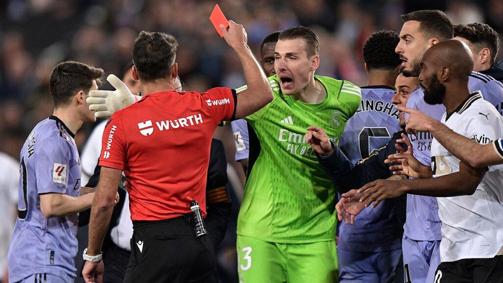 El árbitro enciende la polémica en el Valencia-Real Madrid tras silbar el final, segundos antes del gol de Bellingham