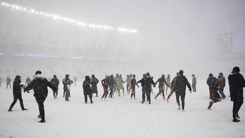 El LAFC explota contra la MLS por jugar en la nieve | Reuters