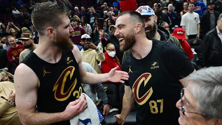 Dean Wade se luce para darle la remontada los Cavs ante Celtics con los hermanos Kelce apoyándolos